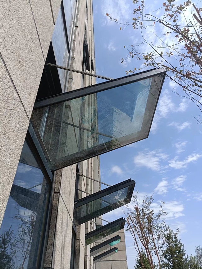 新疆十二师天基大厦项目电动排烟窗工程